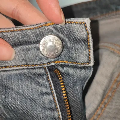 Pose de bouton jean femme